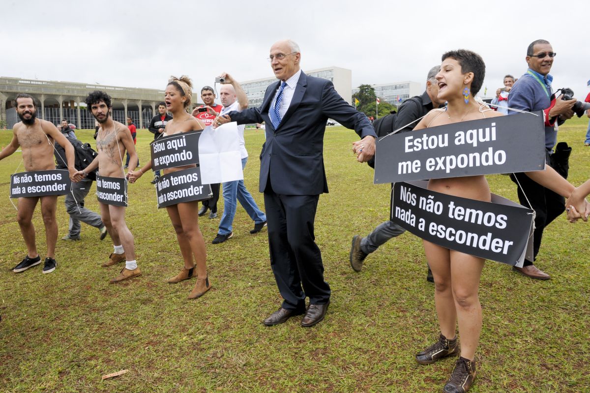 No gramado em frente ao Congresso, um grupo de manifestantes seminus fez protestos nesta manhã em defesa do voto aberto | José Cruz/Agência Senado