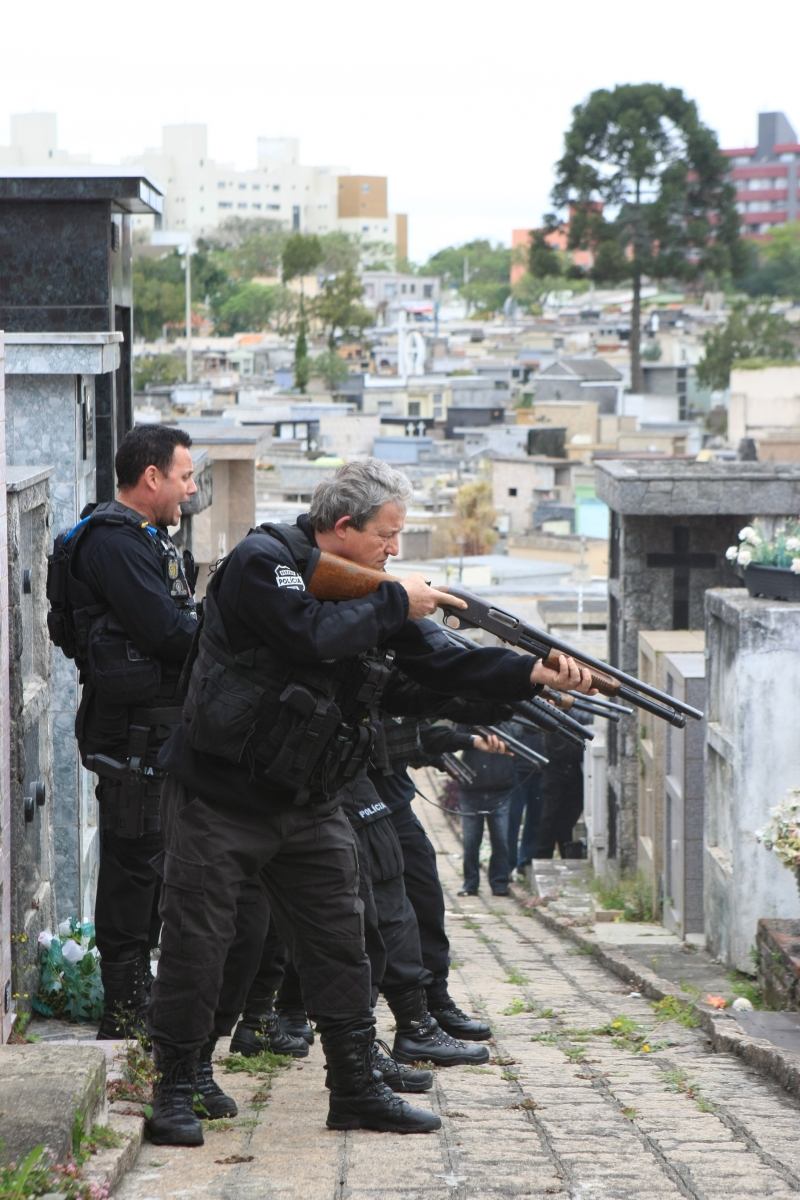 Policiais homenagearam o colega com uma salva de tiros | Aniele Nascimento/Agência de Notícias Gazeta do Povo
