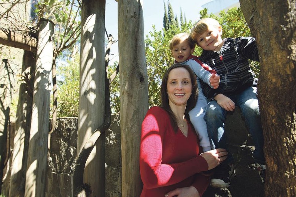 Kátia Schuchovski e os filhos Augusto e Eduardo: busca por referências para definir a escola das crianças | Ivonaldo Alexandre / Gazeta do Povo