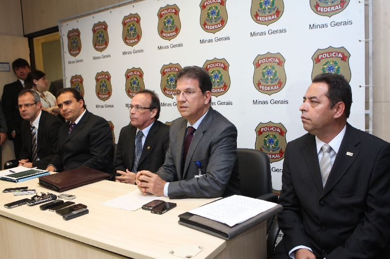 Durante a operação, 240 agentes apreenderam cerca de R$ 500 mil em dinheiro. Vinte e duas pessoas foram presas | Wesley Rodrigues/Hoje em Dia/Folhapress