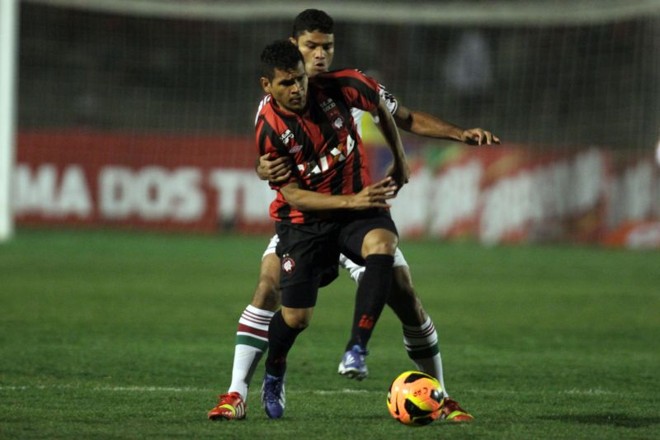 O goleador atleticano Éderson recebe a marcação de Gum, zagueiro do Fluminense, na Vila Capanema | 