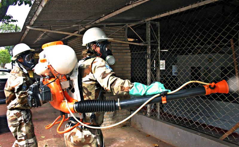 Cerca de 50 militares darão apoio à Defesa Civil e ao Centro de Controle de Zoonoses no combate contra o mosquito | Christian Rizzi/Gazeta do Povo