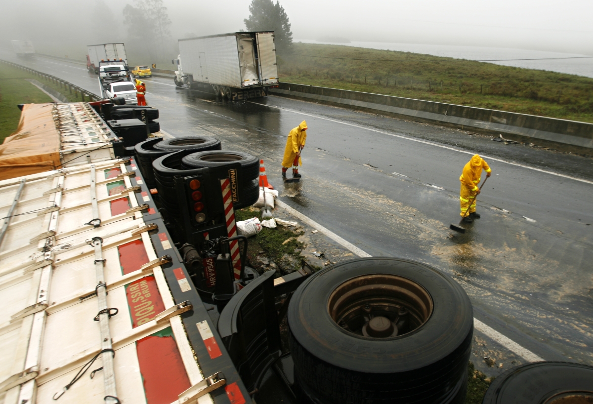 Além das colisões, tombamento de um caminhão carregado de adubo prejudicou o atendimento do acidente | Josué Teixeira/Agência de Notícias Gazeta do Povo