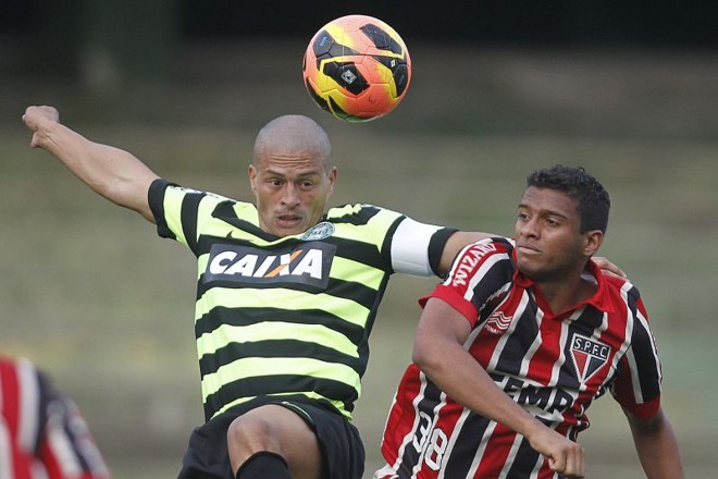 Ales briga pela bola com Lucas Evangelista |