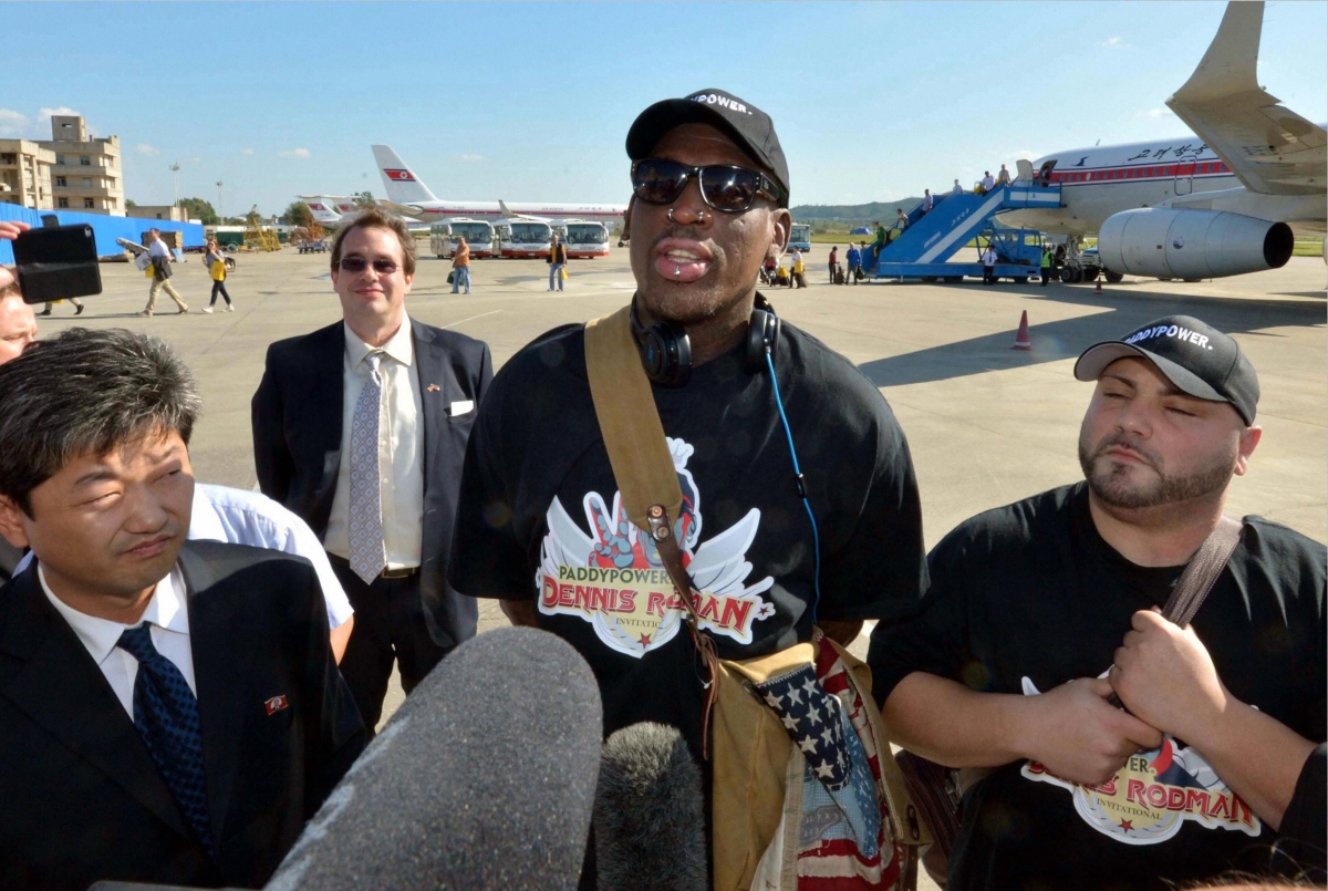 Dennis Rodman dá entrevista ao chegar ao aeroporto de Pyongyang, na Coreia do Norte | Reuters/Kyodo