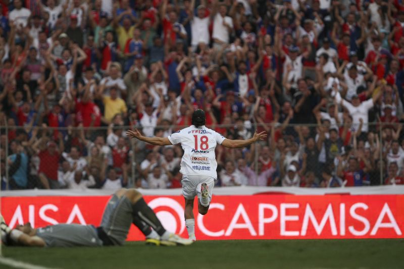 JJ Morales fecha a goleada e comemora com a torcida na Vila Capanema: mais de 10 mil pagantes prestigiaram o Tricolor | Andre Rodrigues/ Gazeta do Povo