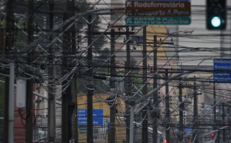 Emaranhado de fios e postes na Avenida Visconde de Guarapuava, em Curitiba | Jonathan Campos/Agência de Notícias Gazeta do Povo