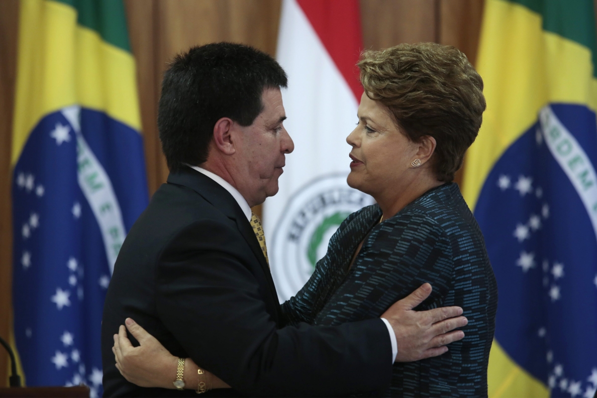 Dilma (à dir.) cumprimenta o presidente do Paraguai, Horacio Cartes | Reuters/Ueslei Marcelino