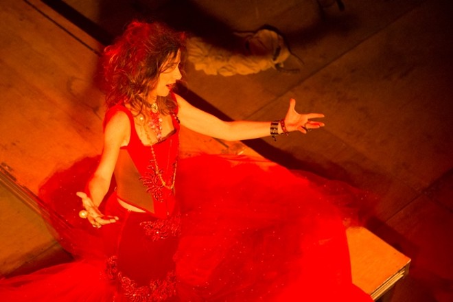 Solo, apresentado dentro da série Ópera Ilustrada, uma adaptação feita a partir de vários trabalhos da compositora curitibana Jocy de Oliveira |