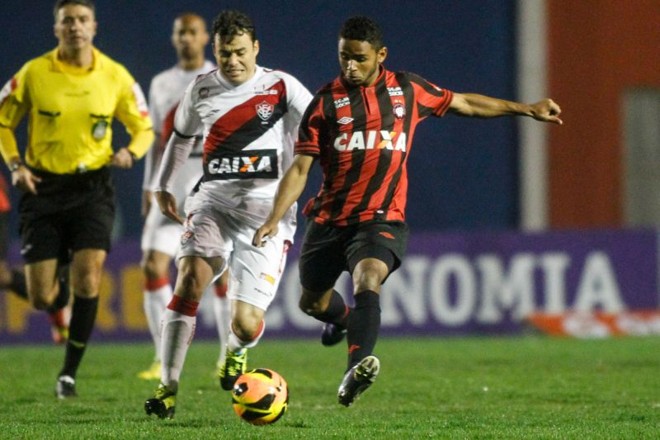 Deivid mais uma vez foi titular no meio de campo do Atlético | 