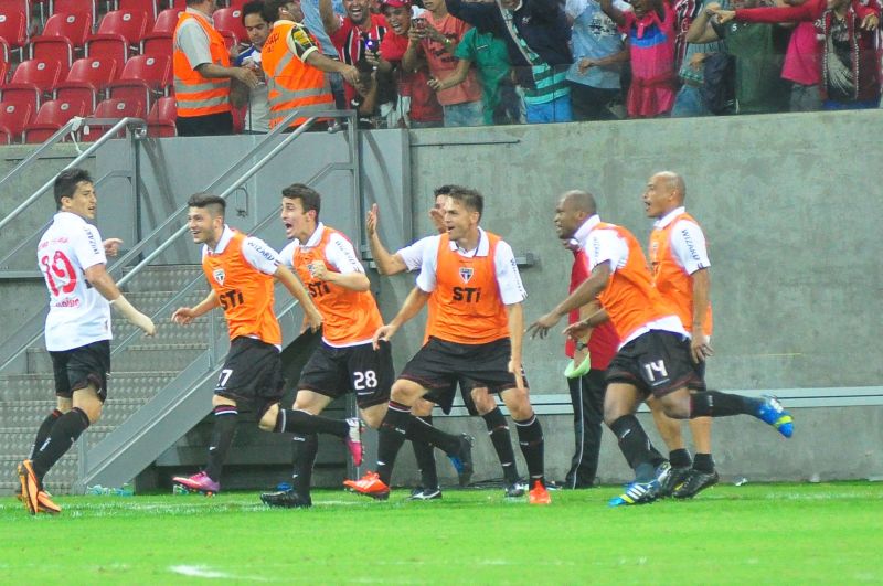 Aloísio comemora o gol da vitória com os reservas do São Paulo | Flavio Japa / JCM / Fotoarena / Folhapress