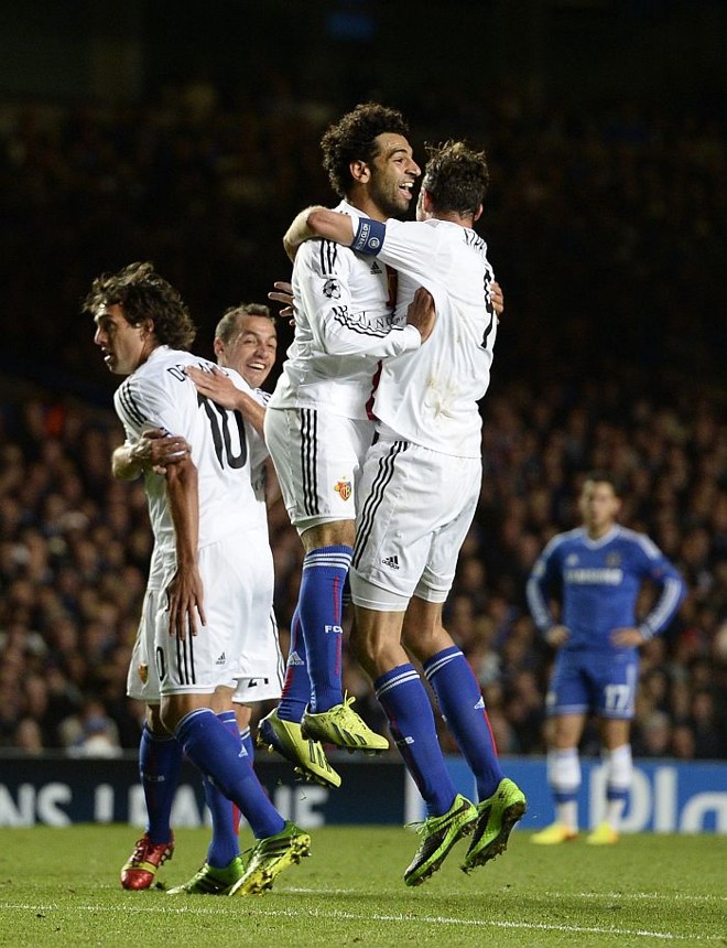 Salah comemora o primeiro gol do Basel na vitória sobre o Chelsea | 
