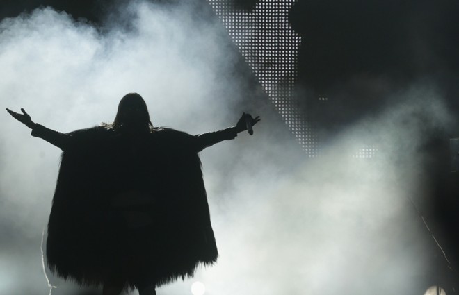 Jared Leto, líder do 30 Seconds, subiu ao palco usando uma espécie de capa |