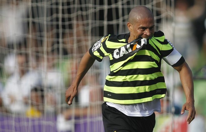 Alex corre para comemorar mais um gol com a camisa do Coritiba |