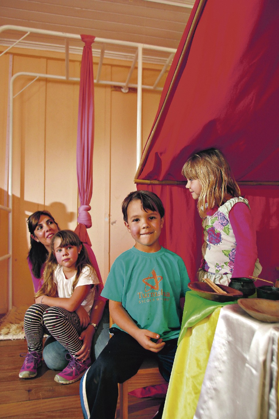 Luciana com os filhos Ana Luísa (no colo da mãe), Lucas e Gabriela: metodologia Waldorf foi a que melhor se adequou às crianças | Marcelo Andrade/ Gazeta do Povo