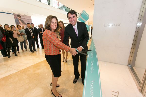 Simone Soifer e o vice-presidente da Tiffany & Co. para América Latina e Caribe, Luciano Rodembusch, cortaram a fita inaugural da loja da badalada joalheria americana no Pátio Batel, na manhã de sexta-feira | Fotos: Naideron Jr.