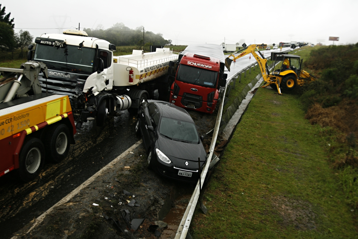 Número de veículos envolvidos pode ser maior que o divulgado pela manhã | Josué Teixeira/Agência de Notícias Gazeta do Povo
