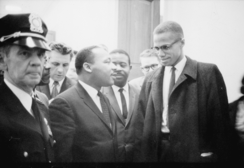 Já em fase de revisão ideológica, Malcolm X (à dir.) aparece ao lado de Martin Luther King, em foto de 1964 | Marion S. Trikosko/Library of Congress