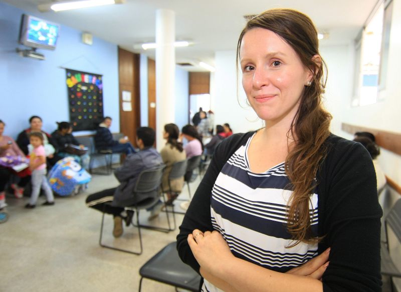 Enquanto aguarda regularização, Lígia Misurin, formada na Rússia, se familiariza com a Unidade do Bairro Novo, onde vai trabalhar | Ivonaldo Alexandre/Gazeta do Povo