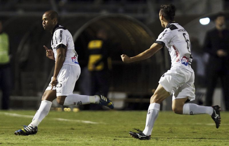 Fellipe Bastos comemora o segundo gol da Ponte Preta sobre o Deportivo Pasto em Campinas | Paulo Whitaker / Reuters