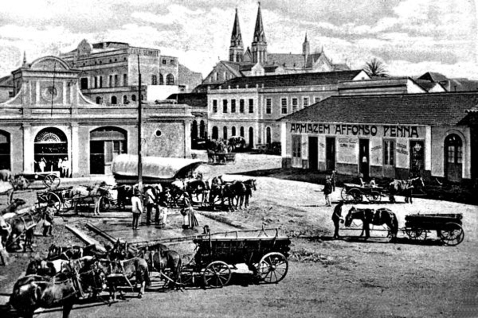 Mercado na Praça Municipal, em 1905. Era um dos locais que os colonos polacos faziam ponto com suas carroças | Acervo Cid Destefani