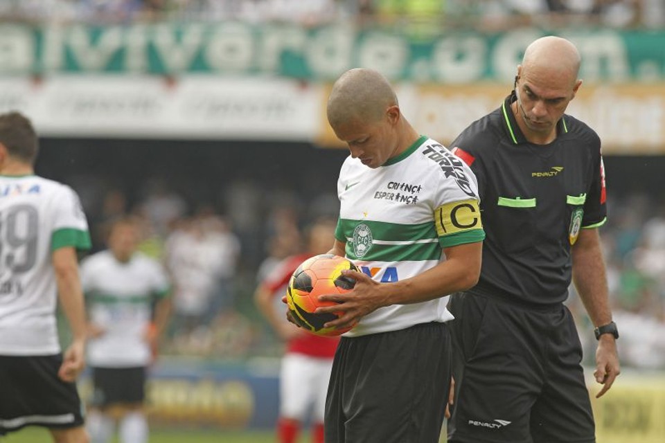 Alex espera melhorar desempenho ao ganhar ritmo de jogo | Antônio More / Gazeta do Povo