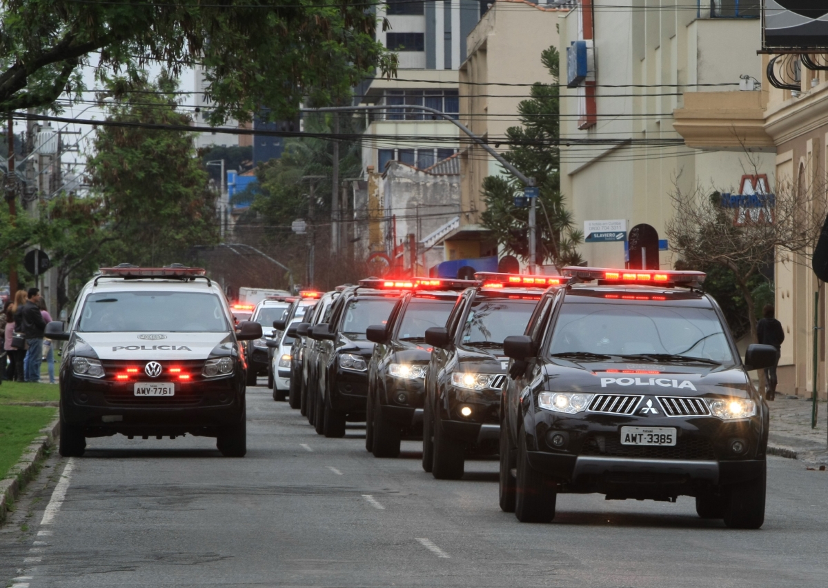 Policiais saíram em carreata do cemitério do Água Verde até a sede da Seju, no Centro Cívico | Aniele Nascimento / Agência de Notícias Gazeta do Povo