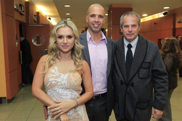 O casal Bibba Pacheco e Mariano Lemanski recepcionou o diretor Jayme Monjardim, que veio a Curitiba para a pré-estreia do filme O Tempo e o Vento, na noite de terça-feira, no UCI do Shopping Estação. A Cabanha São Rafael, de Mariano, é uma das empresas patrocinadoras do longa, baseado na obra de Erico Veríssimo, que estreia no próximo dia 27 | Antonio More