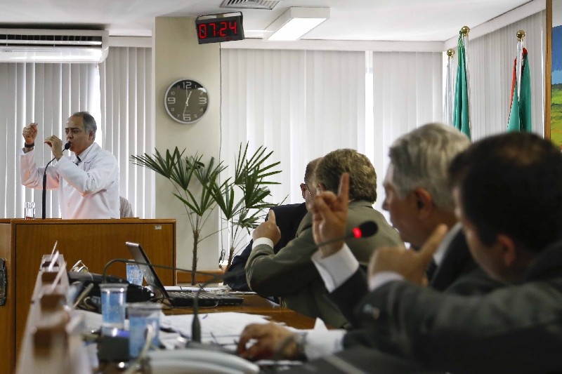 Galdino discursa observado pelo presidente da Câmara. Ordem de votação causou bate-boca | Daniel Derevecki/ Gazeta do Povo