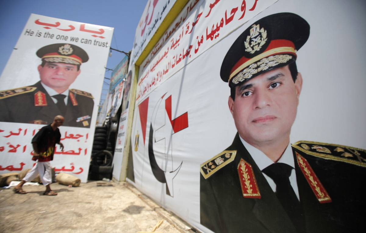 Pôsteres do chefe do Exército egípcio, general Abdel Fattah al-Sisi, são espalhados pelo Cairo | Reuters/Amr Abdallah Dalsh