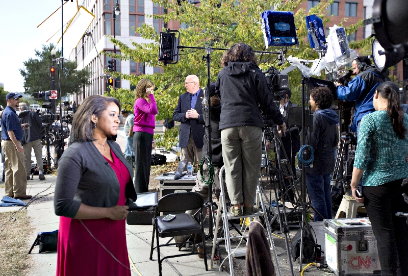 Equipes de tevê dos EUA cobrem o crime da base da Marinha | Jason Reed/Reuters