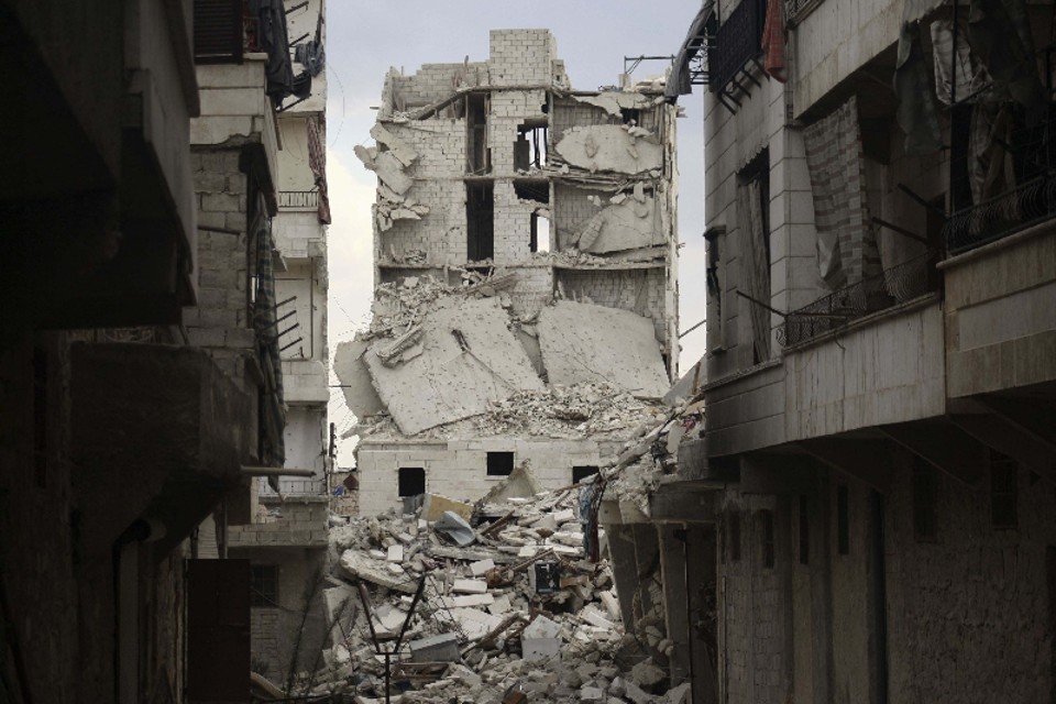 Prédio destruído em Aleppo: sírios temem voltar para casa e contar que foram atendidos em um hospital israelense | Ammar Abdullah/Reuters
