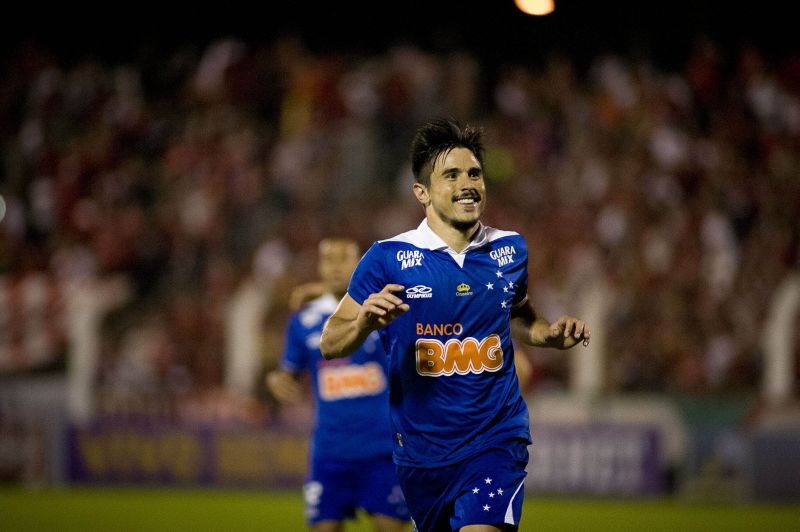 Willian garantiu a vitória do Cruzeiro diante do Inter em Novo Hamburgo | Ramiro Furquim / Agif / Folhapress