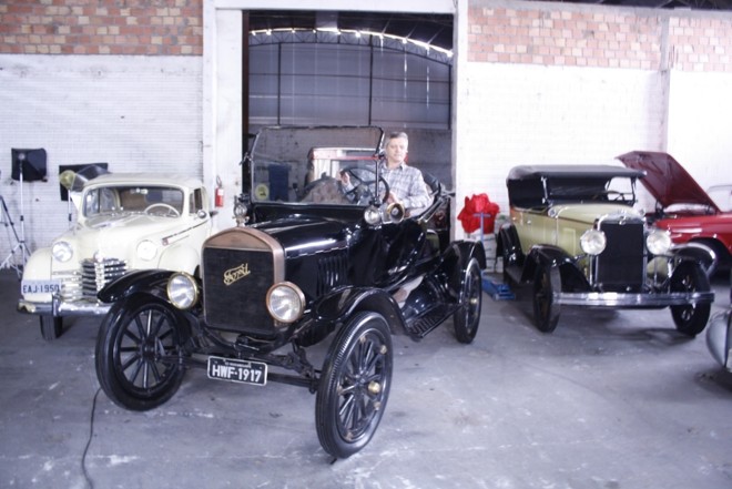 Cláudio Petrycoski com uma das últimas aquisições da coleção, um Ford T 1917 |