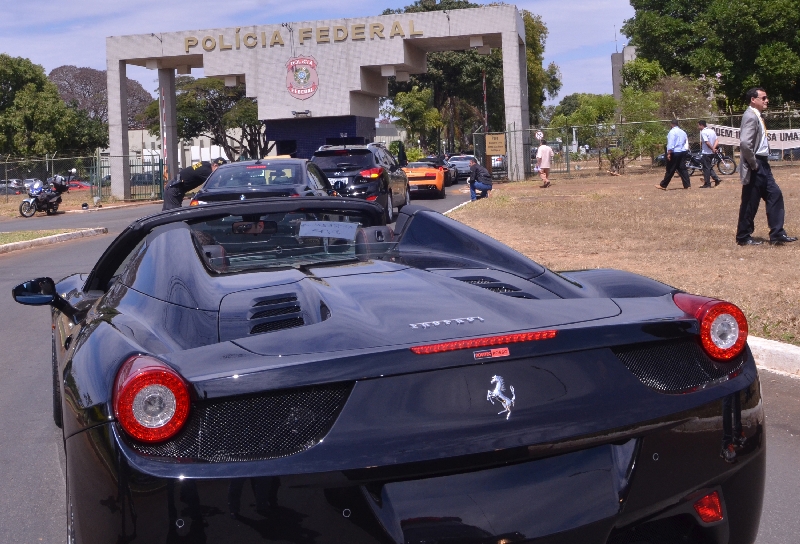 Polícia apreendeu artigos de luxo, entre eles uma Ferrari, um Porsche, e uma lancha | Elza Fiúza/Abr