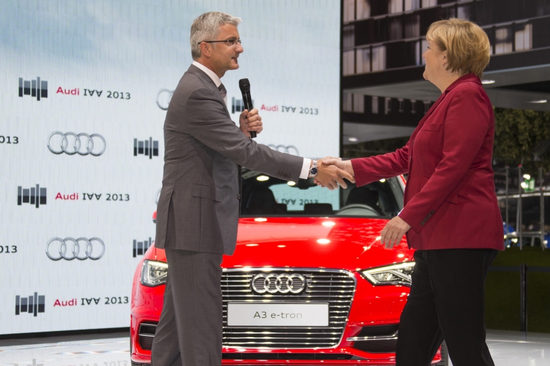 Stadler, da Audi, com a premiê alemã Angela Merkel, no Salão de Frankfurt, na semana passada: retorno ao país com dois modelos | RupertStadler/ Divulgação Audi