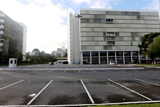 Clayton Camargo pediu aposentadoria e renunciou ao cargo de presidente do TJ-PR. Antes, ele autorizou a continuidade da licitação de R$ 80 milhões para a reforma do prédio do tribunal, que havia sido suspensa do último dia 19 |