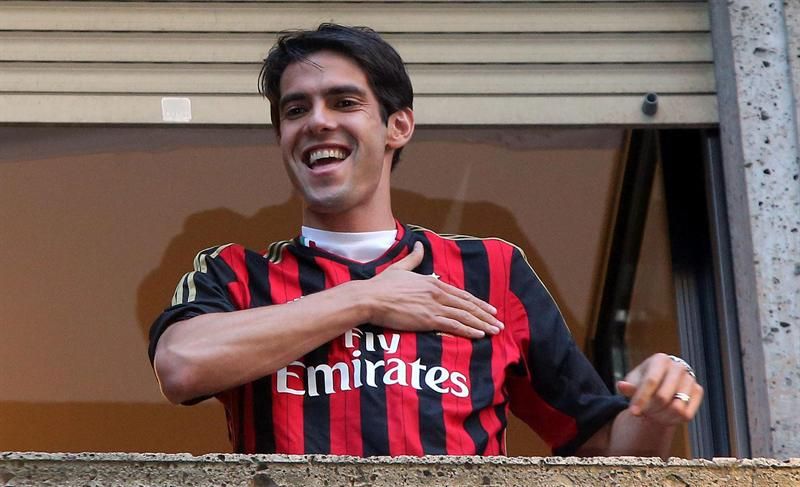 Kaká saúda os torcedores de janela da sede do Milan | Matteo Bazzi / EFE