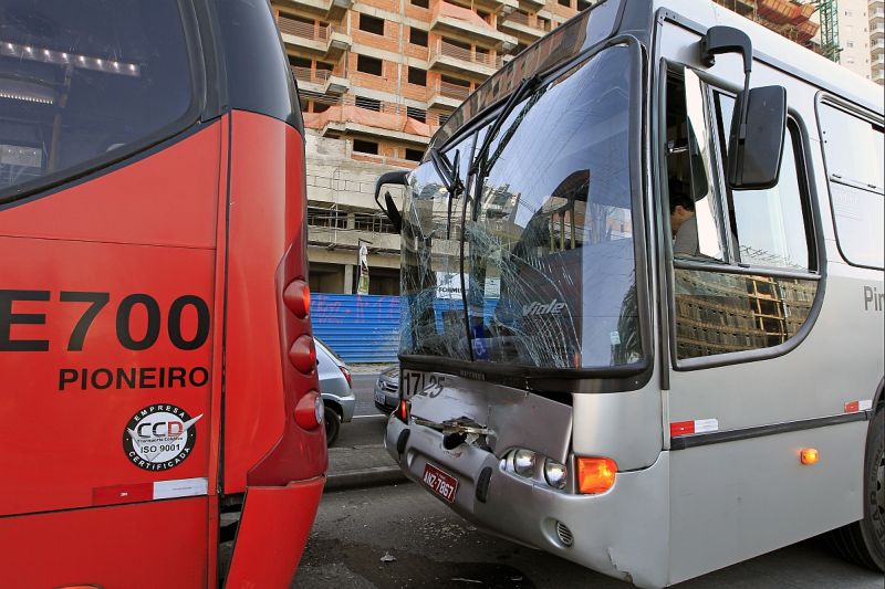 Batida ocorreu na manhã desta segunda-feira (9) na Avenida Presidente Affonso Camargo | Antonio More / Agência de Notícias Gazeta do Povo