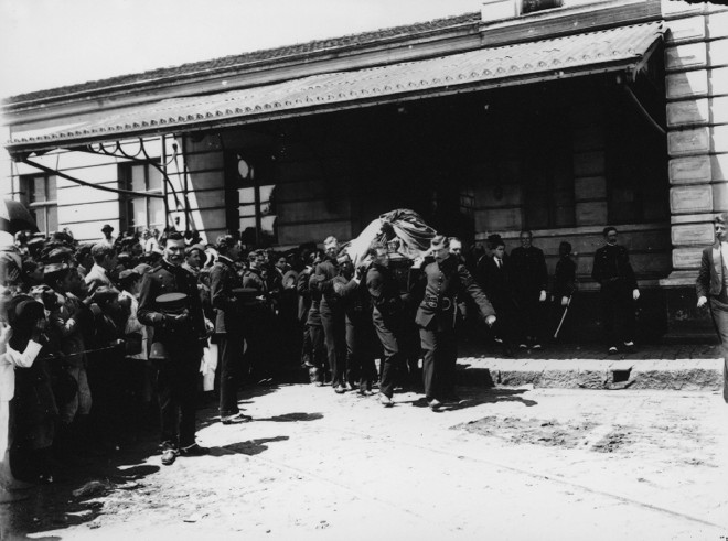 O cortejo fúnebre partiu da ferroviária... | 