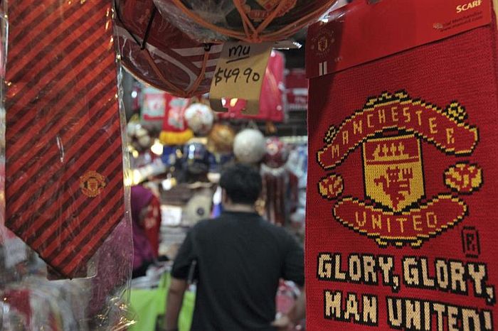 Loja de produtos licenciados do Manchester United em Cingapura: time inglês tem receita bilionária | Stephen Morrison EFE