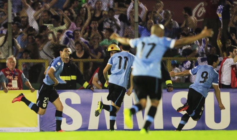 Cavani (número 21) corre para comemorar o primeiro gol uruguaio sobre a Colômbia em Montevidéu | Andres Stapff / Reuters