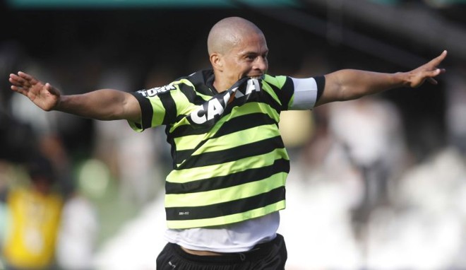 Alex comemora gol contra o São Paulo no Couto Pereira |