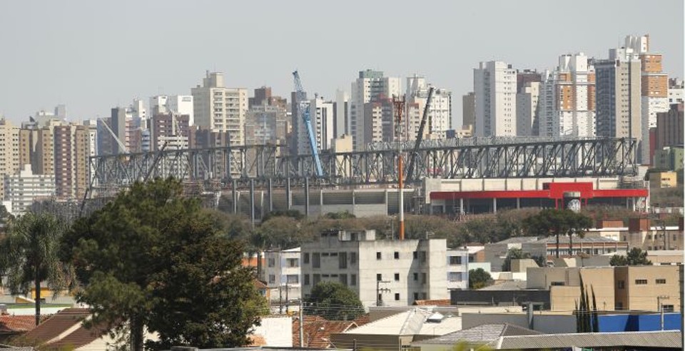 Registro do dia 12 de setembro da Arena da Baixada, que teve a viga principal da estrutura da cobertura terminada | Marcelo Andrade/ Gazeta do Povo