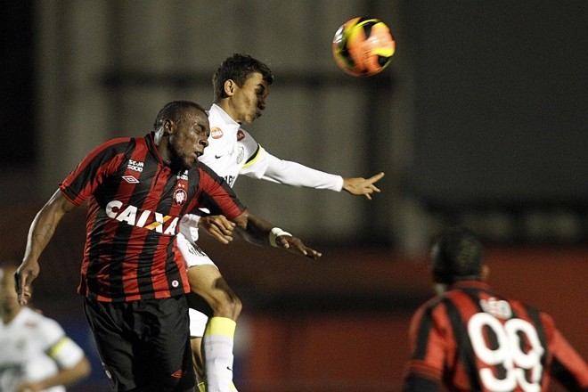 Manoel ganha jogada no alto. Zagueiro fez boa partida | 