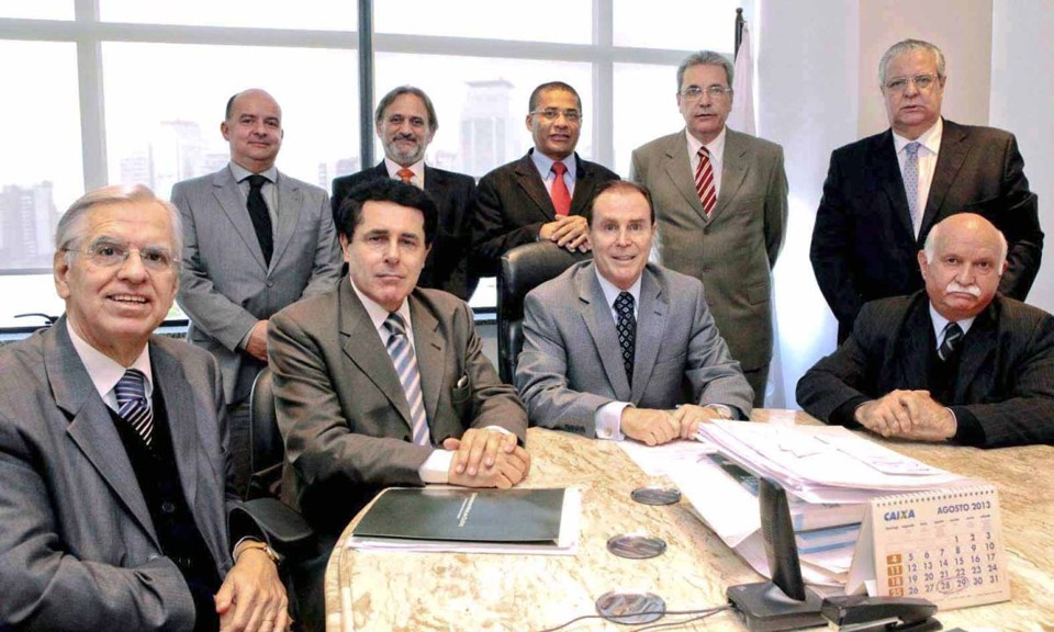Clayton Camargo (no centro) retomou o cargo de presidente do TJ-PR nesta sexta-feira (20), antes de terminar o período divulgado de férias e licença médica. Na foto, ele aparece com o grupo de desembargadores | Tribunal de Justiça do Paraná / Divulgação