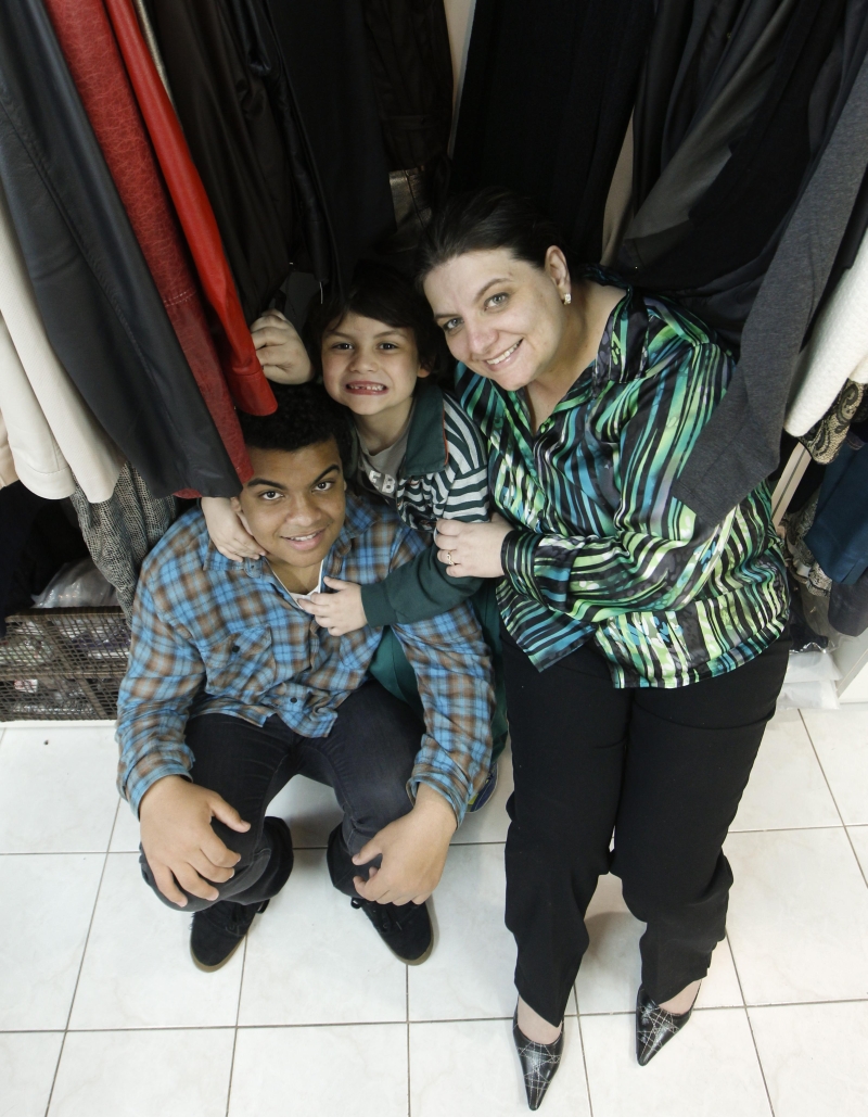 Patrícia Loyola Furlan, com os filhos João Vitor e Marcos: Nada se compara à alegria de buscá-los na escola | Daniel Castellano/ Gazeta do Povo