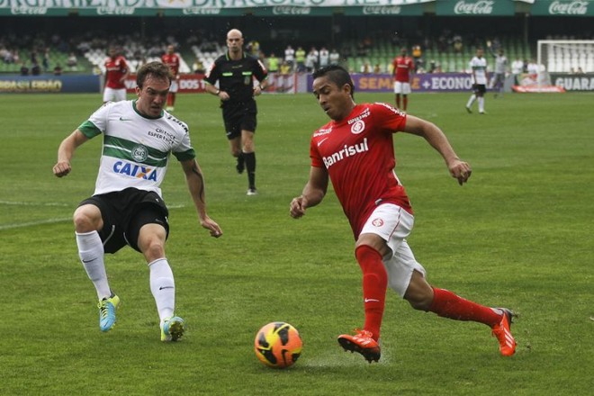 Willian na marcação de Jorge Henrique, do Inter |