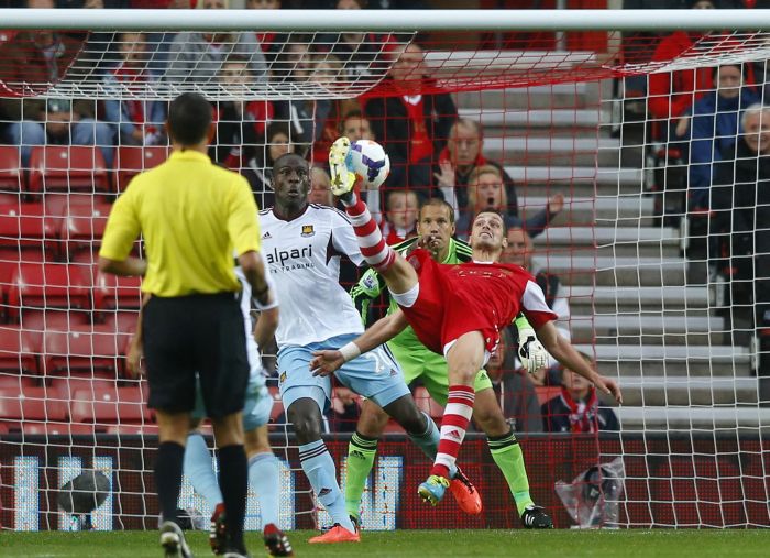 Morgan Schneiderlin, do Southampton, tenta uma bicicleta no empate com o West Ham, pelo Campeonato Inglês | Reuters