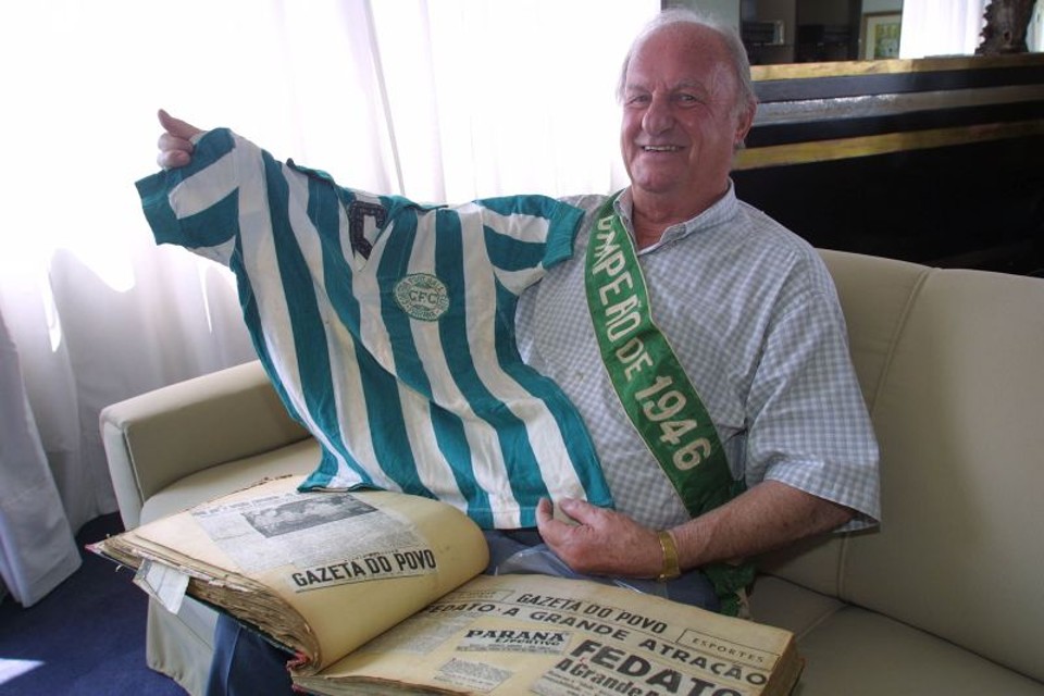 Ídolo coxa-branca Fedato com a camisa e faixa de um dos títulos que conquistou pelo Alviverde | Ivonaldo Alexandre / Gazeta do Povo